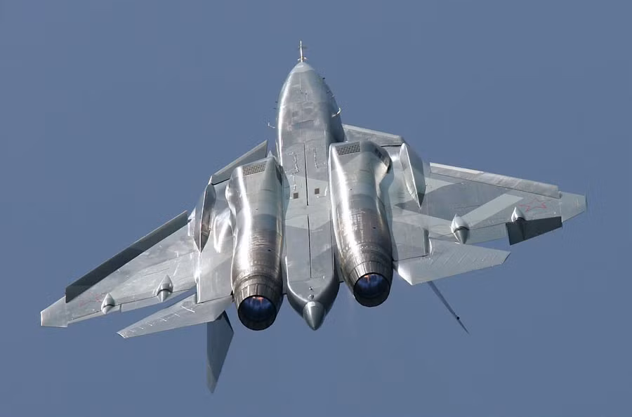 Chuyến bay thử nghiệm đầu tiên của chiếc tiêm kích T-50-3 (số hiệu 053) tại sân bay của Viện nghiên cứu bay M.M. Gromov ở Zhukovsky ngoại ô Moscow đã được phi công lái thử nghiệm máy bay quân sự nổi tiếng nhất nước Nga, anh hùng Sergei Bogdan thực hiện thành công. Chuyến bay thử nghiệm đầu tiên của chiếc tiêm kích T-50-3 (số hiệu 053) tại sân bay của Viện nghiên cứu bay M.M. Gromov ở Zhukovsky ngoại ô Moscow đã được phi công lái thử nghiệm máy bay quân sự nổi tiếng nhất nước Nga, anh hùng Sergei Bogdan thực hiện thành công.