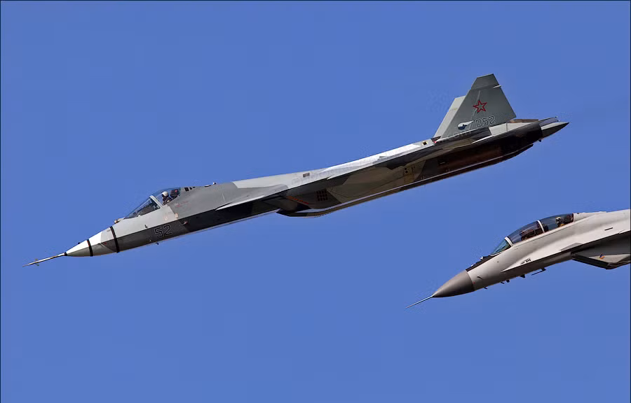 Tàng hình cơ Su-T-50 tại lễ kỷ niệm 100 năm Không quân Nga (12/8/2012). Tàng hình cơ Su-T-50 tại lễ kỷ niệm 100 năm Không quân Nga (12/8/2012).