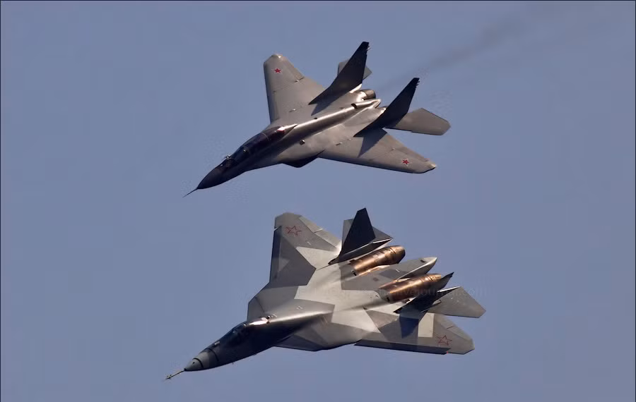 Tàng hình cơ Su-T-50 tại lễ kỷ niệm 100 năm Không quân Nga (12/8/2012). Tàng hình cơ Su-T-50 tại lễ kỷ niệm 100 năm Không quân Nga (12/8/2012).