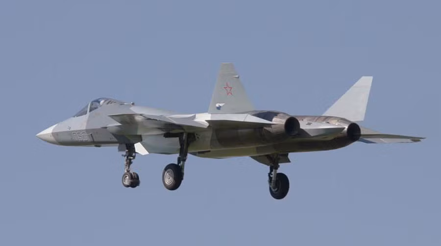 Hiện nay cả ba nguyên mẫu máy bay tiêm kích thế hệ thứ 5 T-50 PAK FA đều đang tiến hành thử nghiệm. Trong ảnh là chuyến bay thử nghiệm của hai mẫu tiêm kích T-50-1 tại sân bay của Viện nghiên cứu bay M.M. Gromov. Hiện nay cả ba nguyên mẫu máy bay tiêm kích thế hệ thứ 5 T-50 PAK FA đều đang tiến hành thử nghiệm. Trong ảnh là chuyến bay thử nghiệm của hai mẫu tiêm kích T-50-1 tại sân bay của Viện nghiên cứu bay M.M. Gromov.
