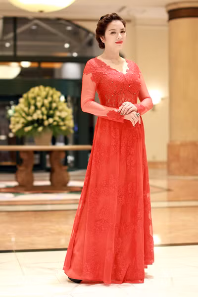 Để có nhiều trang phục biến hóa tại các hoạt động trong suốt 4 ngày diễn ra Liên hoan phim, Lý Nhã Kỳ đã sắm rất nhiều bộ đồ mới. Cô thuê một chuyên gia trang điểm riêng để chăm sóc sắc đẹp cho mình.