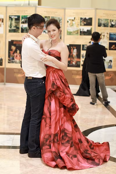 Tuy ngạc nhiên trước hành động thân mật của đạo diễn "Gái nhảy" nhưng cô đã ngay lập tức vui vẻ kết hợp với Lê Hoàng để diễn cảnh tình nhân trước sự chú ý của nhiều người.