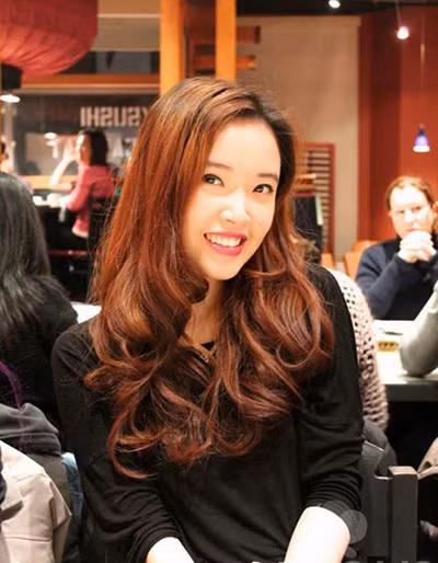 Ngọc Phượng sau này đã có sự "lột xác" hoàn hảo.Việc trang điểm kĩ càng khiến nhan sắc của cô xinh lung linh không ai còn nhận ra so với trước đó. Ngọc Phượng sau này đã có sự "lột xác" hoàn hảo.Việc trang điểm kĩ càng khiến nhan sắc của cô xinh lung linh không ai còn nhận ra so với trước đó.