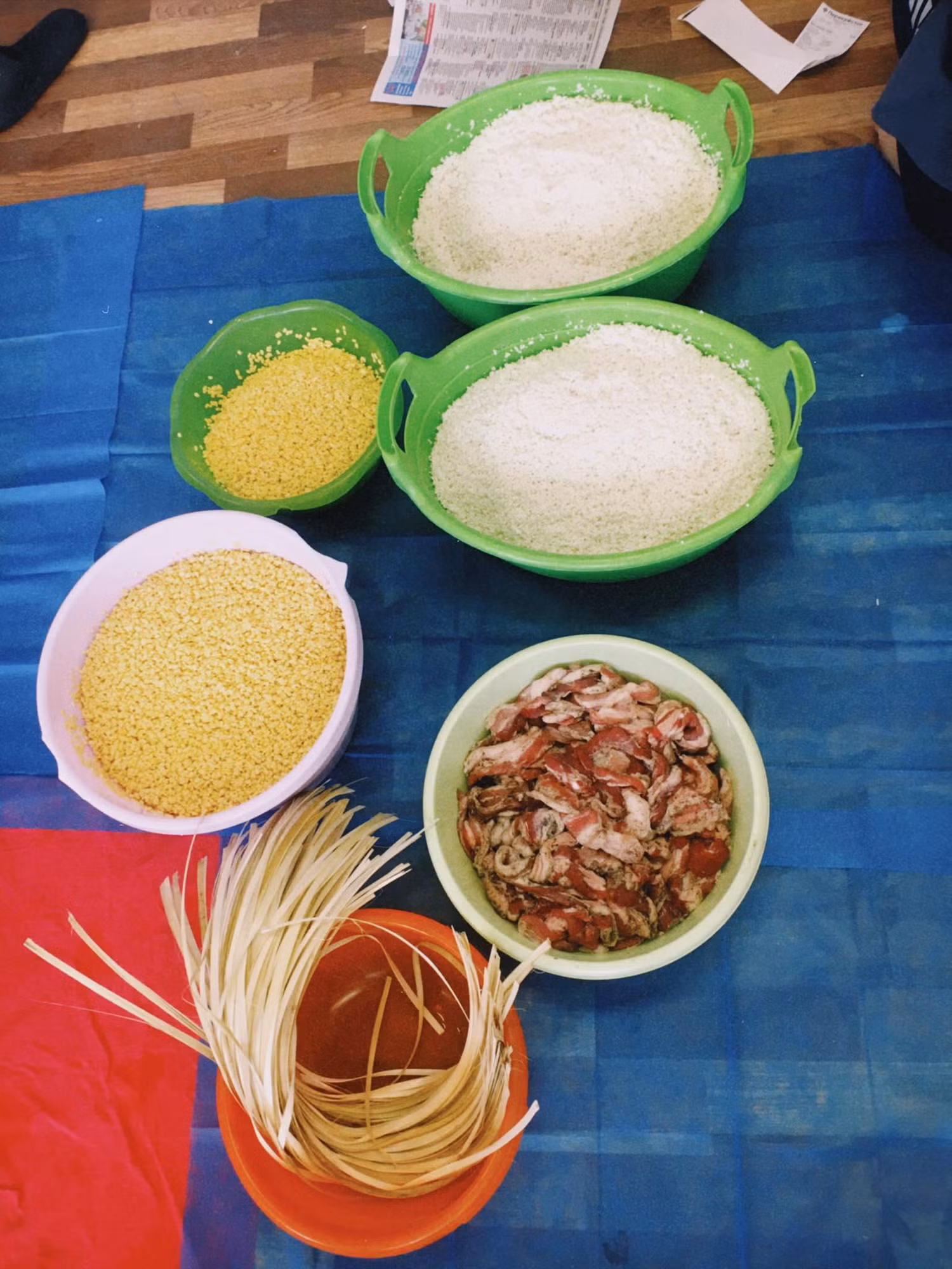 Để mua được nguyên liệu của bánh chưng, nhóm của Thanh Hà đã đến nhiều địa chỉ khác nhau. Ảnh: Bùi Thị Thanh Hà Để mua được nguyên liệu của bánh chưng, nhóm của Thanh Hà đã đến nhiều địa chỉ khác nhau. Ảnh: Bùi Thị Thanh Hà