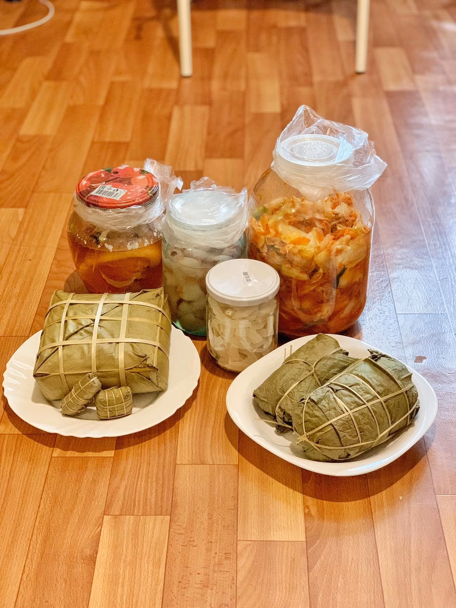 Ngoài bánh chưng, giò lụa, nhóm bạn của Thanh Hà còn làm thịt ngâm mắm, kim chi. Ảnh: Bùi Thị Thanh Hà Ngoài bánh chưng, giò lụa, nhóm bạn của Thanh Hà còn làm thịt ngâm mắm, kim chi. Ảnh: Bùi Thị Thanh Hà