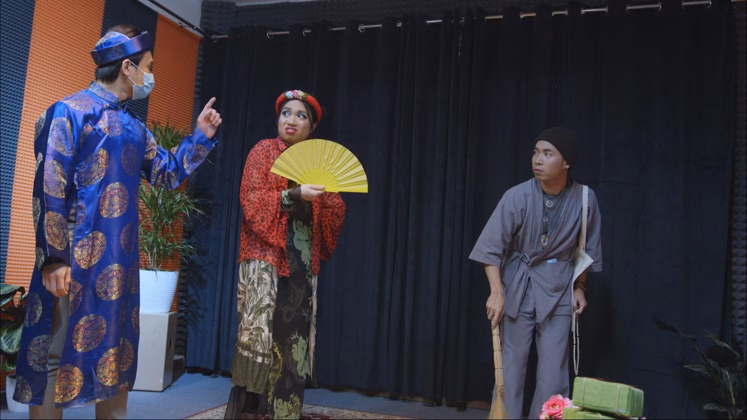 Du học sinh Việt tại Ba Lan biểu diễn vở kịch "Thị Mầu đi cách ly". Nhóm du học sinh đã luyện tập trong nhiều tháng trước khi lên sân khấu. Ảnh: Oh! Ba Lan Du học sinh Việt tại Ba Lan biểu diễn vở kịch "Thị Mầu đi cách ly". Nhóm du học sinh đã luyện tập trong nhiều tháng trước khi lên sân khấu. Ảnh: Oh! Ba Lan
