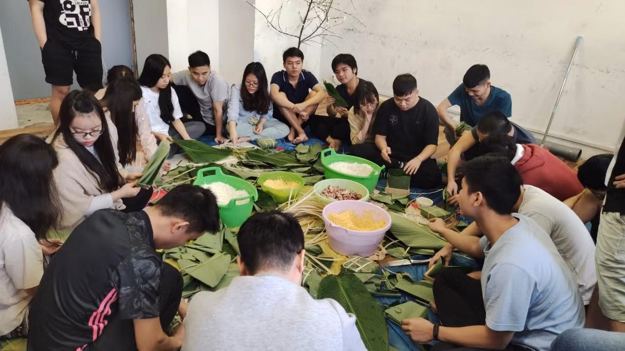 Nhóm du học sinh Việt cùng nhau gói bánh chưng. Ảnh: Lê Tuấn Anh. Nhóm du học sinh Việt cùng nhau gói bánh chưng. Ảnh: Lê Tuấn Anh.