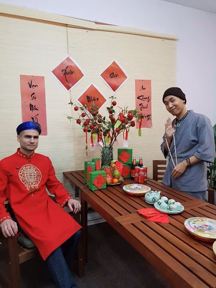 Vị khách nước ngoài trải nghiệm không gian Tết Việt. Ảnh: Oh! Ba Lan Vị khách nước ngoài trải nghiệm không gian Tết Việt. Ảnh: Oh! Ba Lan