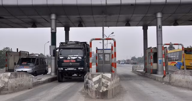 Các phương tiện qua đây không phải mua vé nhưng sẽ phải thấp thỏm nỗi lo nguy hiểm ập tới bất cứ lúc nào.