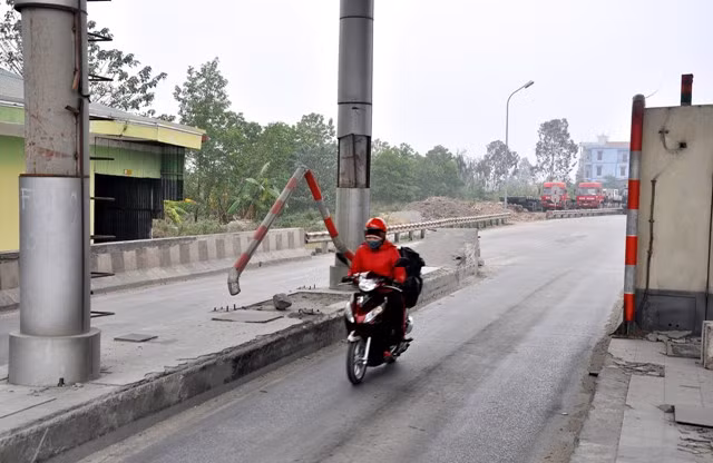 Trước đó, bình quân mỗi ngày, trạm thu phí Nam Cầu Giẽ thu được khoảng hơn 100 triệu đồng từ việc bán vé lượt đối với các phương tiện.