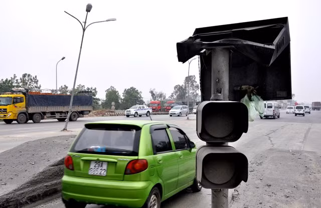 Đèn báo hiệu không hoạt động sẽ dẫn tới tình trạng lộn xộn và nguy hiểm không lường khi qua đây.