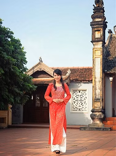 Duyên dáng trong tà áo dài truyền thống. >>Những hotgirl xinh đẹp làm điên đảo cư dân mạng Những nữ sinh đẹp mê hồn giữa đầm sen >>Phát sốt vì vẻ đẹp baby của cô giáo tương lai >>So độ siêu kute của những nữ sinh đình đám nhất Thủ đô >>Phát sốt vì 4 nữ giáo viên xinh đẹp >>Cư dân mạng "điên đảo" vì nhan sắc nữ sinh Trương Tân Uyển >>Hoa khôi ĐH Thương Mại 2012 duyên dáng áo dài