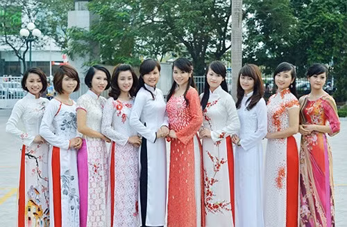 10 nữ sinh xinh đẹp và tài năng sẽ cùng tranh tài trong đêm chung kết để tìm ra hoa khôi duyên dáng của Khoa Luật (Đại học Quốc gia Hà Nội) năm 2012. >>Những hotgirl xinh đẹp làm điên đảo cư dân mạng Những nữ sinh đẹp mê hồn giữa đầm sen >>Phát sốt vì vẻ đẹp baby của cô giáo tương lai >>So độ siêu kute của những nữ sinh đình đám nhất Thủ đô >>Phát sốt vì 4 nữ giáo viên xinh đẹp >>Cư dân mạng "điên đảo" vì nhan sắc nữ sinh Trương Tân Uyển >>Hoa khôi ĐH Thương Mại 2012 duyên dáng áo dài