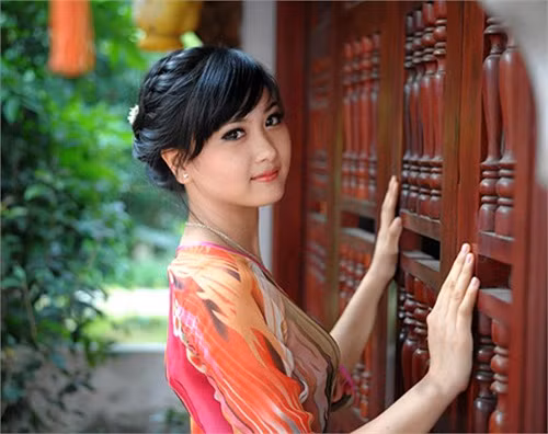 Hương có vẻ đẹp nhẹ nhàng nhưng vô cùng quyến rũ của người con gái Việt. >>Những hotgirl xinh đẹp làm điên đảo cư dân mạng Những nữ sinh đẹp mê hồn giữa đầm sen >>Phát sốt vì vẻ đẹp baby của cô giáo tương lai >>So độ siêu kute của những nữ sinh đình đám nhất Thủ đô >>Phát sốt vì 4 nữ giáo viên xinh đẹp >>Cư dân mạng "điên đảo" vì nhan sắc nữ sinh Trương Tân Uyển >>Hoa khôi ĐH Thương Mại 2012 duyên dáng áo dài