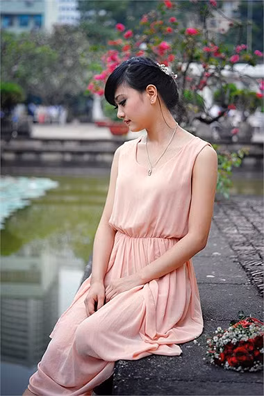 Thí sinh Lê Thu Hương là một trong những nữ sinh nổi bật trong cuộc thi này. >>Những hotgirl xinh đẹp làm điên đảo cư dân mạng Những nữ sinh đẹp mê hồn giữa đầm sen >>Phát sốt vì vẻ đẹp baby của cô giáo tương lai >>So độ siêu kute của những nữ sinh đình đám nhất Thủ đô >>Phát sốt vì 4 nữ giáo viên xinh đẹp >>Cư dân mạng "điên đảo" vì nhan sắc nữ sinh Trương Tân Uyển >>Hoa khôi ĐH Thương Mại 2012 duyên dáng áo dài