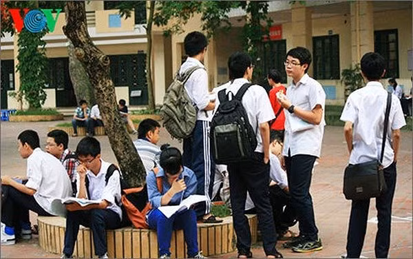 Các em học sinh quay cuồng trong vòng quay vào lớp chọn (Ảnh minh họa: vov.vn). Các em học sinh quay cuồng trong vòng quay vào lớp chọn (Ảnh minh họa: vov.vn).