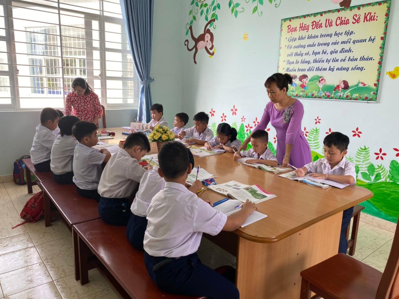 Một lớp học phụ đạo với khoảng hơn chục học sinh nhưng lúc nào cũng phải thường trực 2-3 giáo viên để có thể kèm cặp từng học sinh. Ảnh: Nhà trường cung cấp