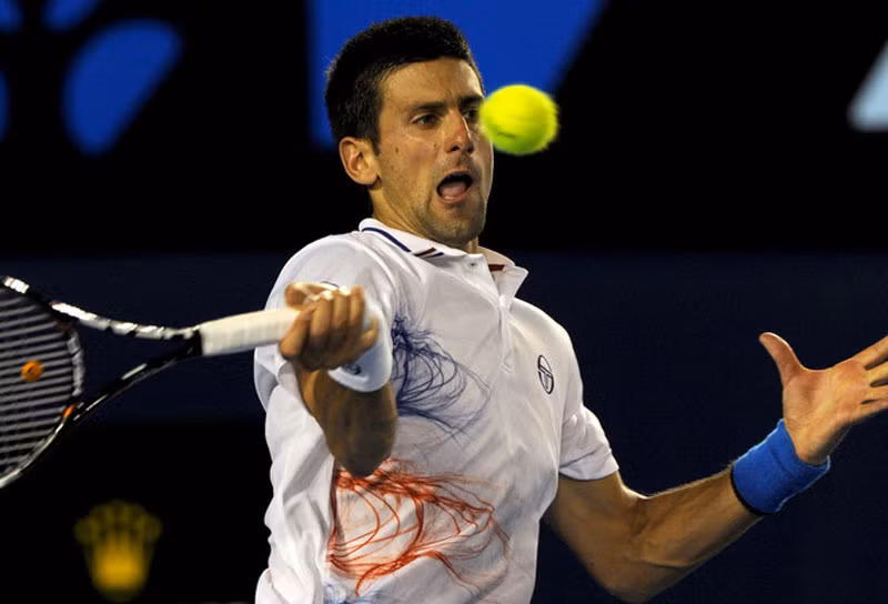 Djokovic đáp trả rất tốt trong set 2 khi thực hiện những cú thuận tay uy lực và khống chế những dãy đánh