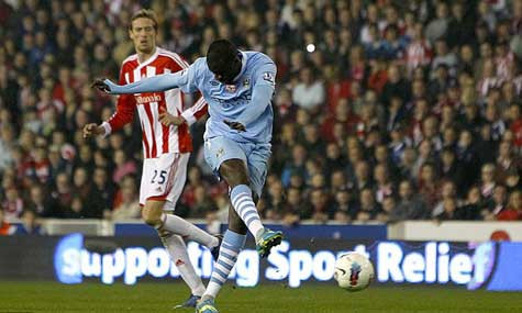 Yaya Toure gỡ hòa để mang ngôi đầu bảng cho Man xanh, nhưng Man Utd đang rất mừng