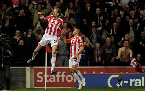 Peter Crouch mở tỷ số trận đấu sau một pha vô-lê thần sầu