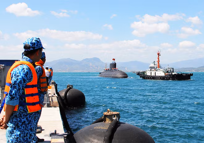Ngày 31 tháng 1 năm 2015, tàu ngầm Hải Phòng HQ 184 vào quân cảng Cam Ranh. Những hình ảnh này được báo chí TQ lấy từ báo chí VN Ngày 31 tháng 1 năm 2015, tàu ngầm Hải Phòng HQ 184 vào quân cảng Cam Ranh. Những hình ảnh này được báo chí TQ lấy từ báo chí VN
