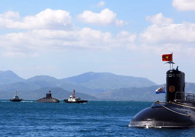 Ngày 31 tháng 1 năm 2015, tàu ngầm Hải Phòng HQ 184 vào quân cảng Cam Ranh Ngày 31 tháng 1 năm 2015, tàu ngầm Hải Phòng HQ 184 vào quân cảng Cam Ranh