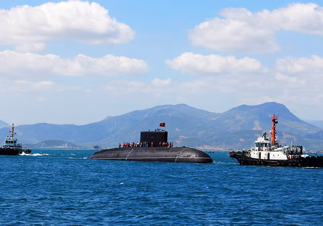 Ngày 31 tháng 1 năm 2015, tàu ngầm Hải Phòng HQ 184 vào quân cảng Cam Ranh Ngày 31 tháng 1 năm 2015, tàu ngầm Hải Phòng HQ 184 vào quân cảng Cam Ranh