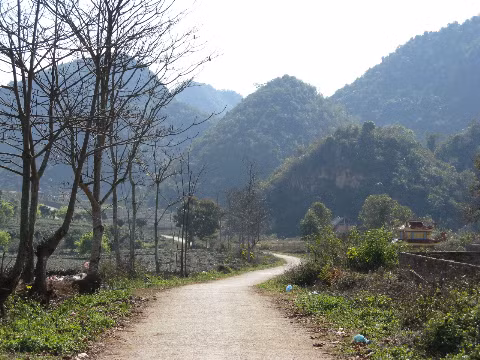 Đường vào bản yên bình.