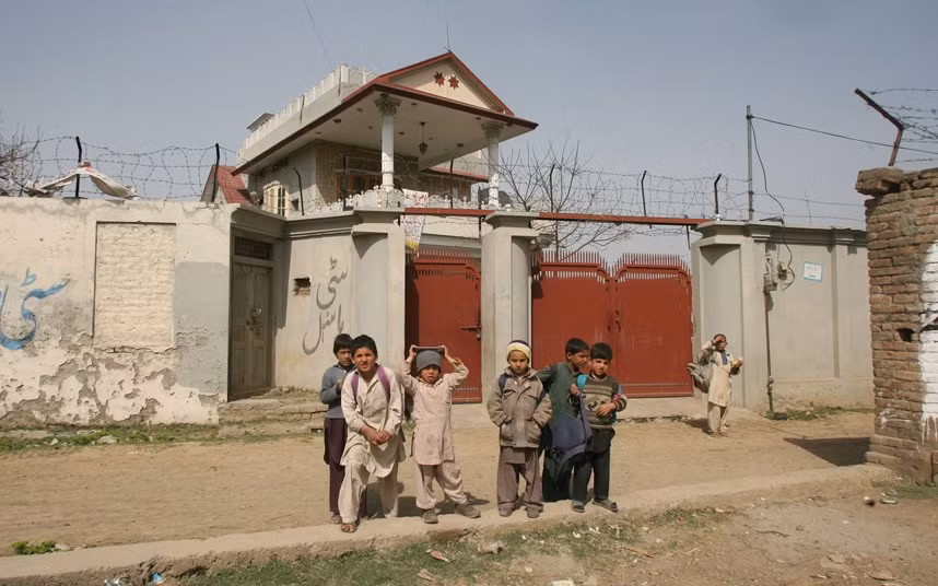 Ngôi nhà này nằm ở thị trấn Haripur, cách thủ đô Islamabad của Pakistan khoảng 20 dặm. Ngôi nhà này nằm ở thị trấn Haripur, cách thủ đô Islamabad của Pakistan khoảng 20 dặm.