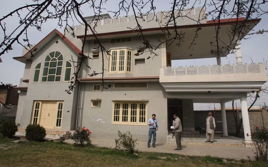 Những người hàng xóm kể lại rằng, họ đã không chú ý nhiều đến hai người đàn ông chuyển đến đây vào năm 2004. Họ cũng không thấy bóng dáng của người vợ và các con trong ngôi nhà đằng sau bức tường cao hơn 3m. Những người hàng xóm kể lại rằng, họ đã không chú ý nhiều đến hai người đàn ông chuyển đến đây vào năm 2004. Họ cũng không thấy bóng dáng của người vợ và các con trong ngôi nhà đằng sau bức tường cao hơn 3m.
