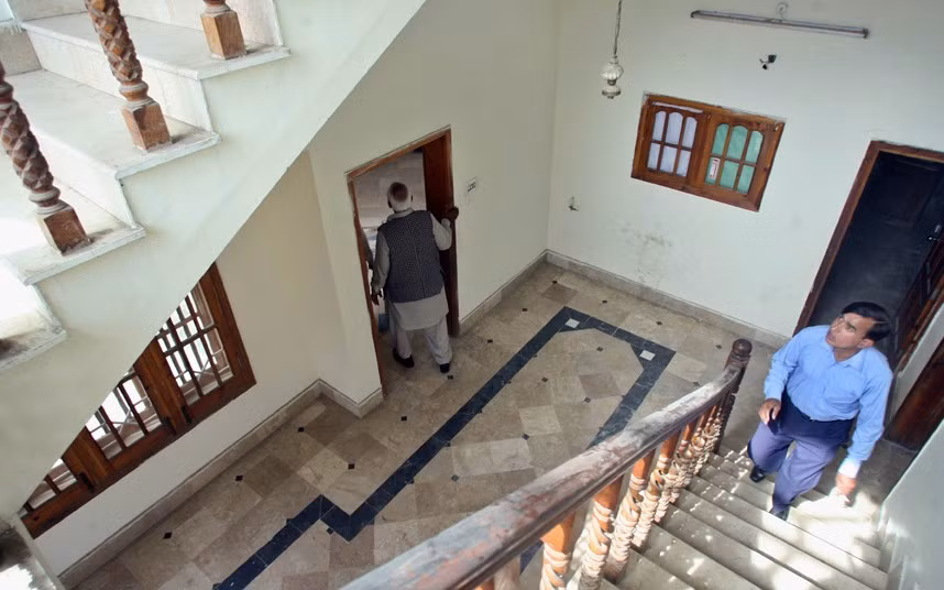 Ngôi nhà có ba phòng ngủ thoáng mát, sáng sủa và sàn được lát đá cẩm thạch. Nó còn được bao quanh bởi bức tưởng cao quá tầng một để tạo sự riêng tư cho người ở. Ngôi nhà có ba phòng ngủ thoáng mát, sáng sủa và sàn được lát đá cẩm thạch. Nó còn được bao quanh bởi bức tưởng cao quá tầng một để tạo sự riêng tư cho người ở.