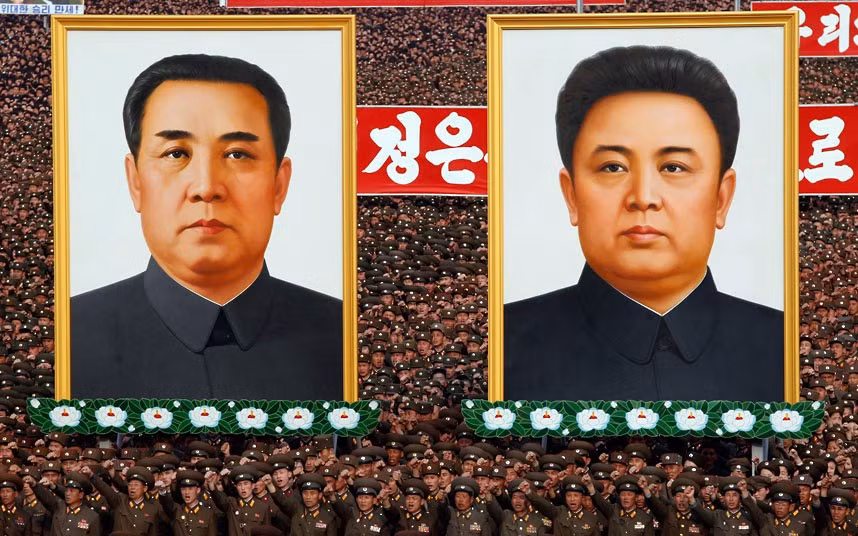 Binh sĩ Triều Tiên mang theo bức chân dung khổng lồ của hai nhà lãnh đạo Kim Il-Sung và Kim Jong-il. Binh sĩ Triều Tiên mang theo bức chân dung khổng lồ của hai nhà lãnh đạo Kim Il-Sung và Kim Jong-il.