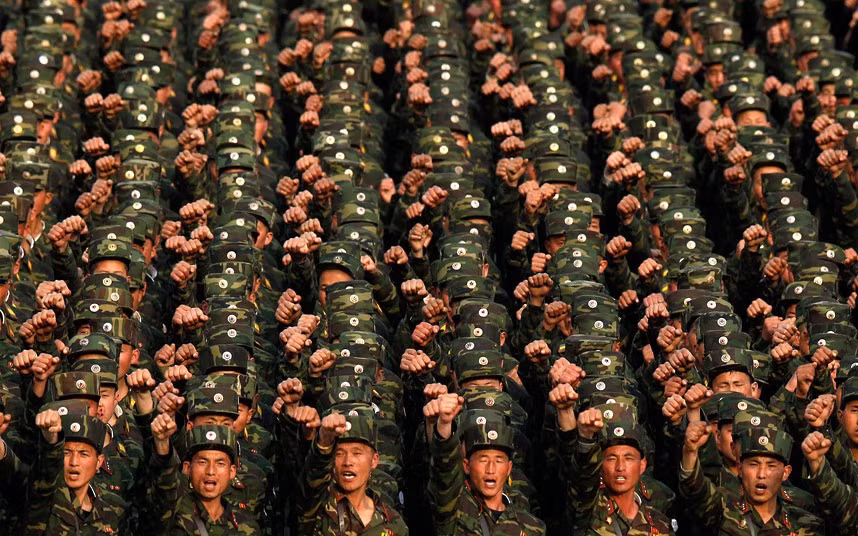 Hàng ngàn binh sĩ Triều Tiên đã tập trung tại Quảng trường Kim II-Sung, hô to các khẩu hiệu doạ "tiêu diệt" Tổng thống Hàn Quốc sau khi ông có những lời lẽ chỉ trích vụ phóng tên lửa vừa qua của nước này. Hàng ngàn binh sĩ Triều Tiên đã tập trung tại Quảng trường Kim II-Sung, hô to các khẩu hiệu doạ "tiêu diệt" Tổng thống Hàn Quốc sau khi ông có những lời lẽ chỉ trích vụ phóng tên lửa vừa qua của nước này.