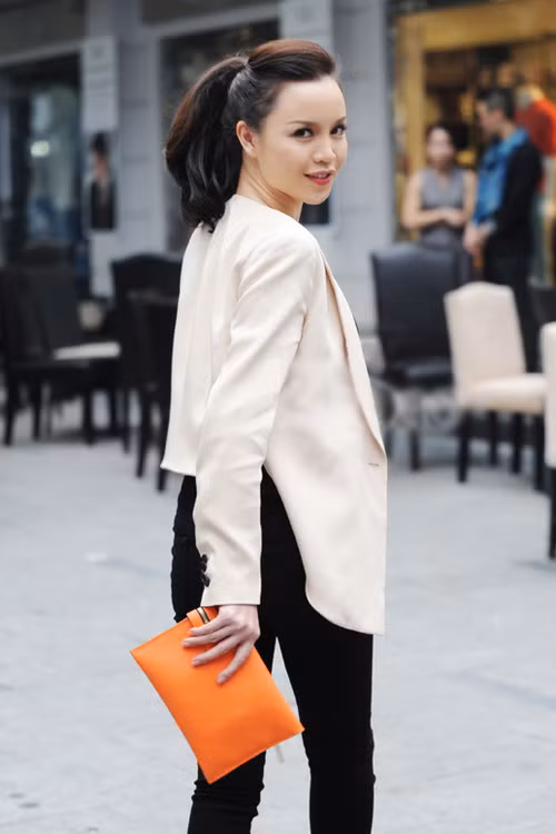 Á hậu Ngọc Oanh là một trong những "mỹ nhân sạch" của showbiz. Cô không gây scandal để nổi tiếng, cũng chẳng ăn mặc hở hang