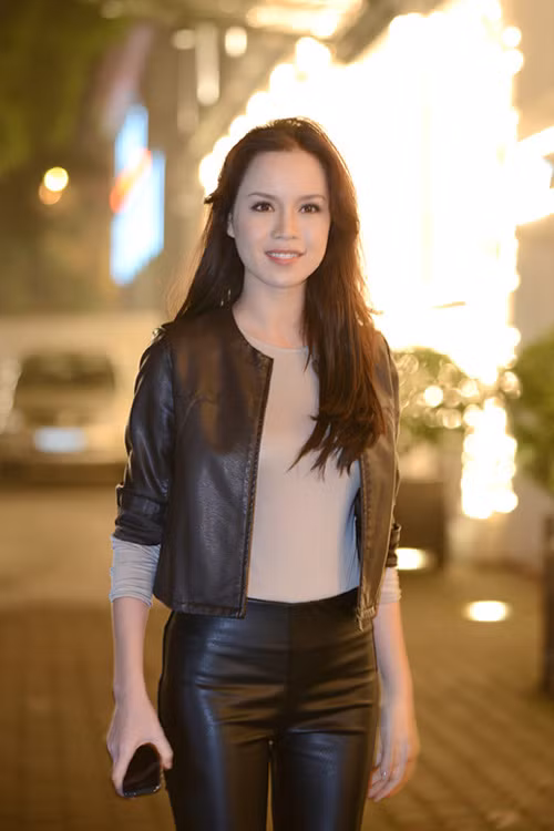 Cô luôn trung thành với gu ăn mặc đơn giản nhưng sang trọng và cuốn hút