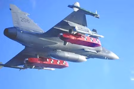 Tên lửa hành trình không đối đất Taurus KEPD 350 bên dưới cánh tiêm kích JAS-39 Gripen Ảnh: Defence update