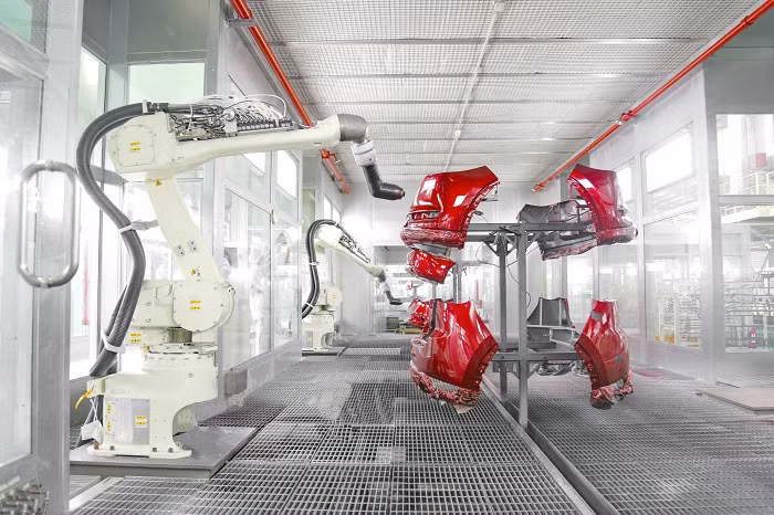 Robot sơn linh kiện nhựa.