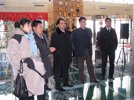 Chồng cũ của Hoa hậu Diễm Hương - ông Đinh Trường Chinh (giữa). Ảnh:TL Chồng cũ của Hoa hậu Diễm Hương - ông Đinh Trường Chinh (giữa). Ảnh:TL
