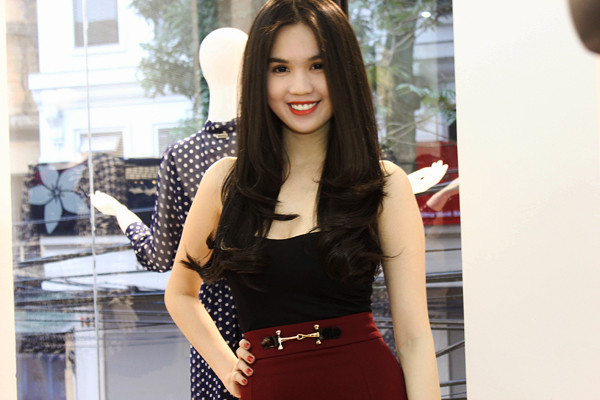Trong tiết trời mùa đông giá lạnh, người đẹp vẫn mặc bộ đầm bó sát, khoe những đường cong quyến rũ trước ống kính. Trong tiết trời mùa đông giá lạnh, người đẹp vẫn mặc bộ đầm bó sát, khoe những đường cong quyến rũ trước ống kính.