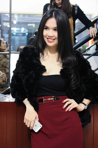 Quyết định thử sức kinh doanh, tối qua, "nữ hoàng nội y" đã chính thức mở shop thời trang tại thủ đô. Trước đó, cô đã khai trương shop tại TP HCM. Quyết định thử sức kinh doanh, tối qua, "nữ hoàng nội y" đã chính thức mở shop thời trang tại thủ đô. Trước đó, cô đã khai trương shop tại TP HCM.