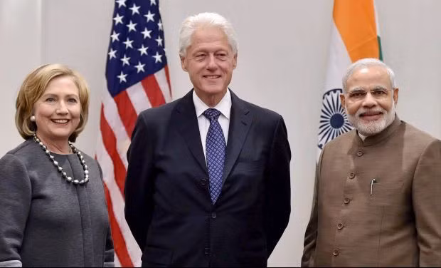 Thủ tướng Ấn Độ Narendra Modi gặp gỡ vợ chồng cựu Tổng thống Mỹ Bill Clinton