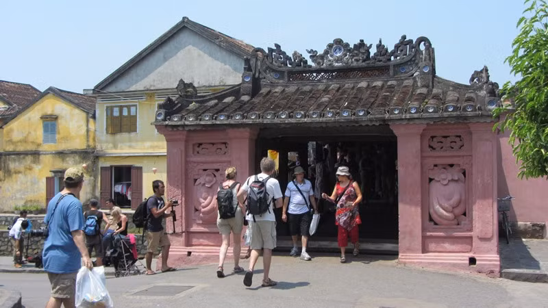 Du khách quốc tế tham quan Hội An. Ảnh: K.L