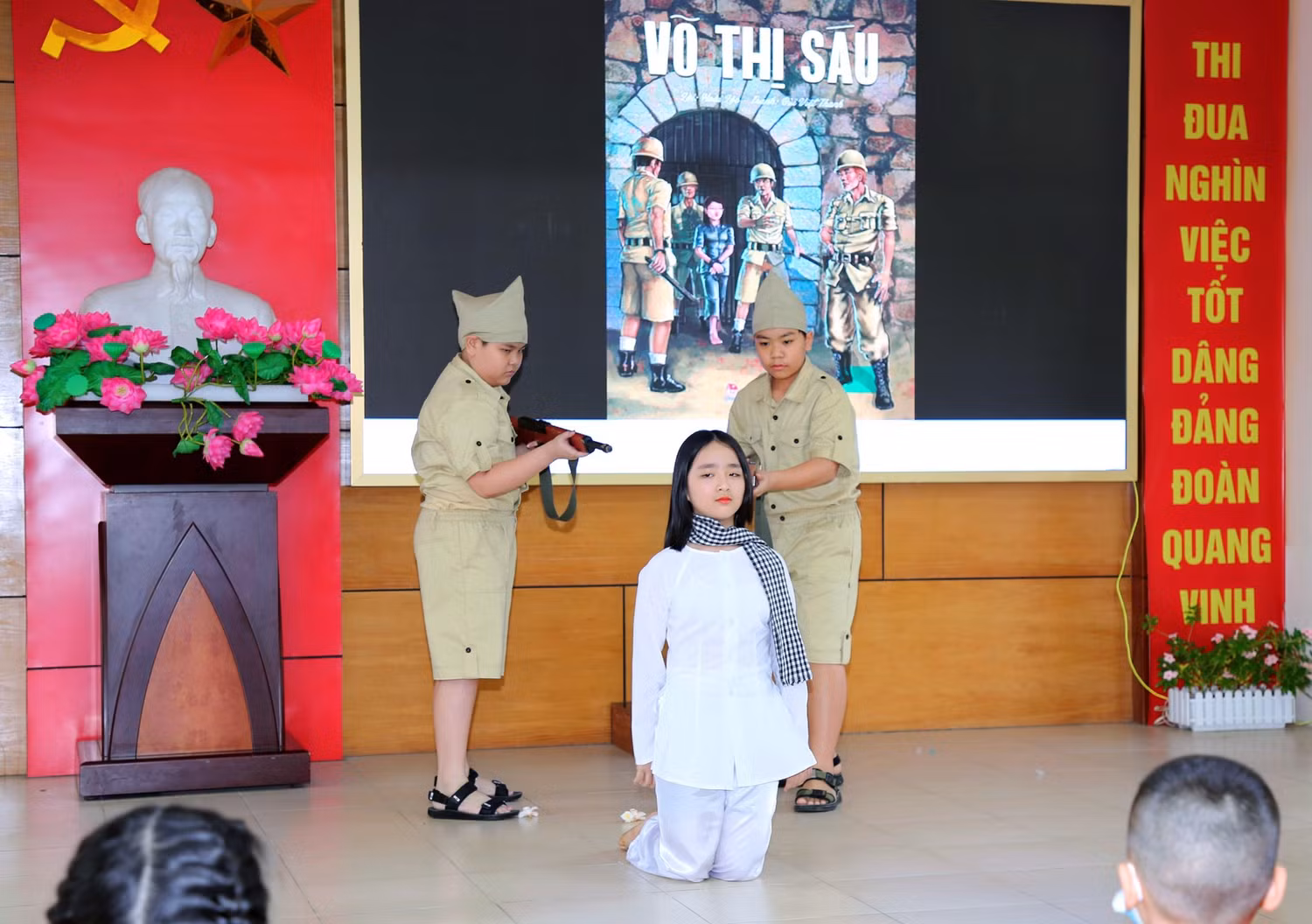 Các em học sinh nhà trường tái hiện lại hình ảnh của nữ anh hùng Võ Thị Sáu (Ảnh: Ngọc Cương)