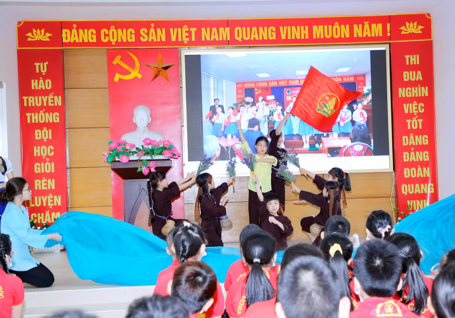 Các em học sinh nhà trường tái hiện lại hình tượng của các anh hùng trong quá khứ (Ảnh: Ngọc Cương)