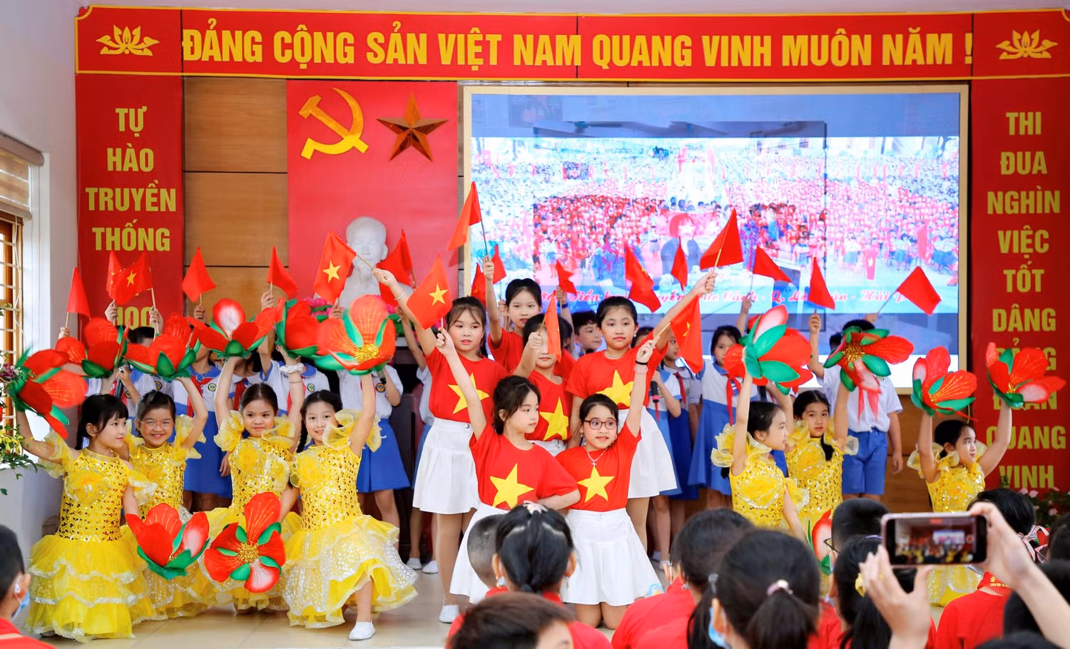 Học sinh Trường Tiểu học Nguyễn Đức Cảnh tự tin thể hiện sự hiểu biết về lịch sử Đội Thiếu niên tiền phong Hồ Chí Minh (Ảnh: Ngọc Cương)