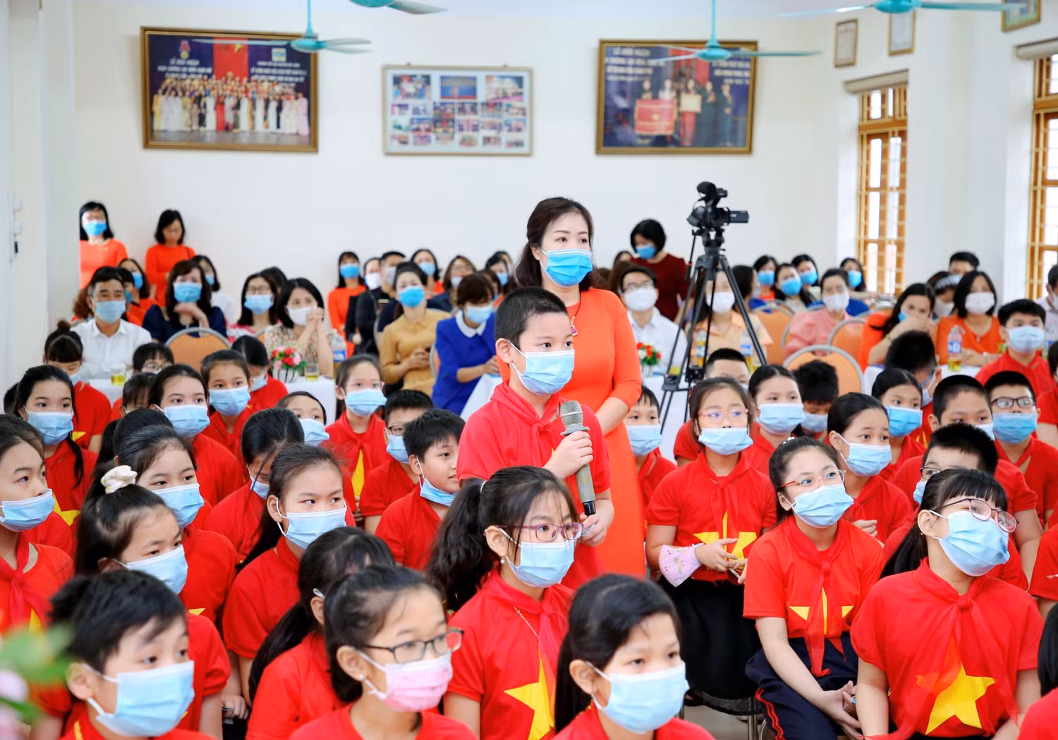 Các em học sinh thể hiện sự hiểu biết của mình thông qua phần thi giao lưu “Tìm hiểu truyền thống 80 năm Đội Thiếu niên tiền phong Hồ Chí Minh. (Ảnh: Ngọc Cương)