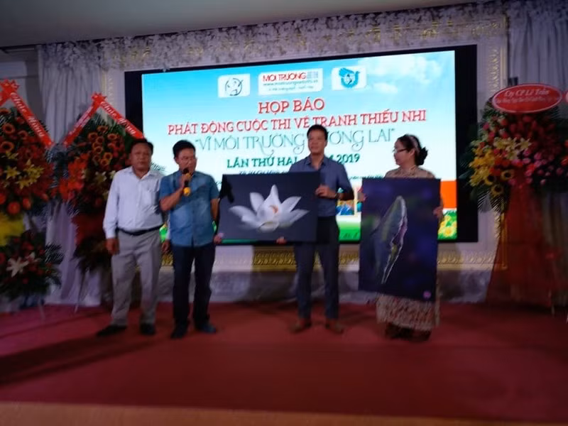Tiến sĩ, luật sư Đồng Xuân Thụ - Tổng biên tập Tạp chí Môi trường và Đô thị Việt Nam cùng một số đại biểu tại lễ phát động. Ảnh: Môi trường và Đô thị