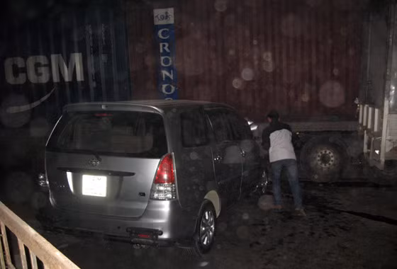 Khi lao sang xe container đã đâm trực diện một xe tải hiệu Hyundai loại 1,25 tấn mang biển kiểm soát 29Z-6190, khiến chiếc xe này đổ ngang xuống đường và văng xa khoảng 10m, toàn bộ phần đầu xe nát bét. Do bị bất ngờ nên một chiếc xe hiệu Hyundai loại 1,25 tấn khác mang BKS 89C-011.3 đã đâm ngang sườn xe phần chở container, chiếc xe này cũng bị bẹp dúm phần đầu, sau đó quay ngang và kẹp cứng vào thành container. Ảnh: An ninh thủ đô.