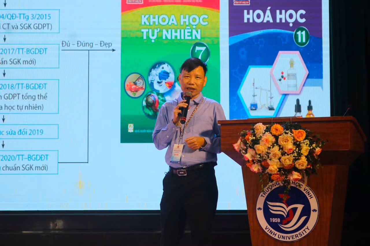 Phó Giáo sư, Tiến sĩ Cao Cự Giác, giảng viên cao cấp khoa Hoá học, Trường Đại học Vinh chia sẻ tại hội thảo