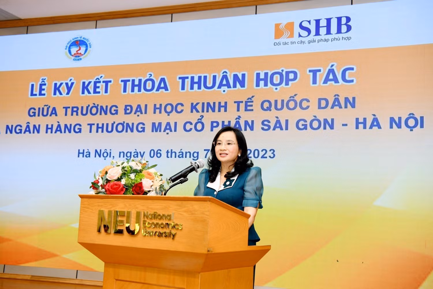 Tổng Giám đốc SHB Ngô Thu Hà hy vọng sẽ đón được nhiều cử nhân tài năng của Trường Đại học Kinh tế Quốc dân gia nhập đại gia đình SHB.
